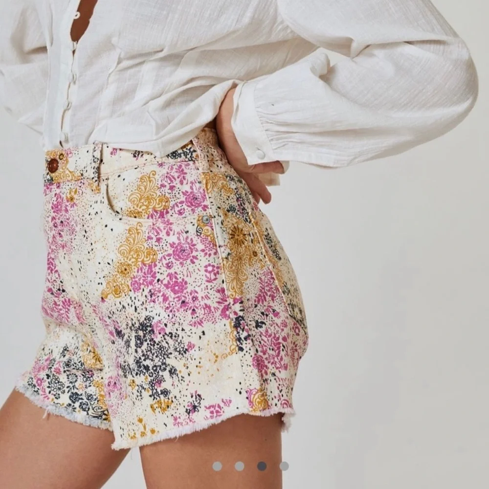 Anthropologie Floral Print High-Rise Shorts in Cream, Pink & Gold - Picture 2 of 13